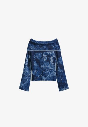 Sügavsinine off-the-shoulder sall, millel on tekstuurne kudumine, esitleb geomeetrilist mustrit heledama sinise toonides ja laiad varrukad.