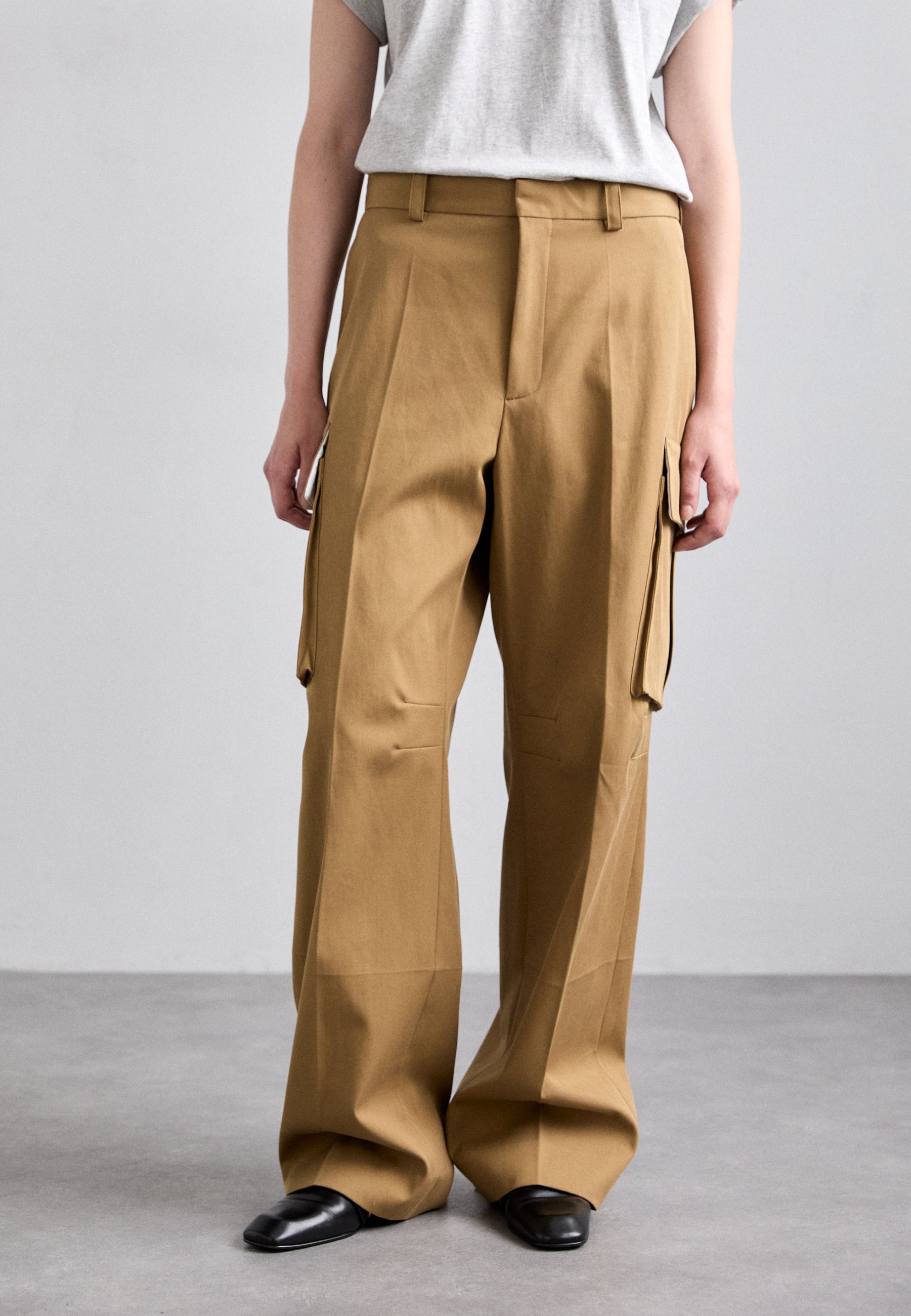Victoria Beckham RELAXED TROUSER - Cargo trousers - tobacco