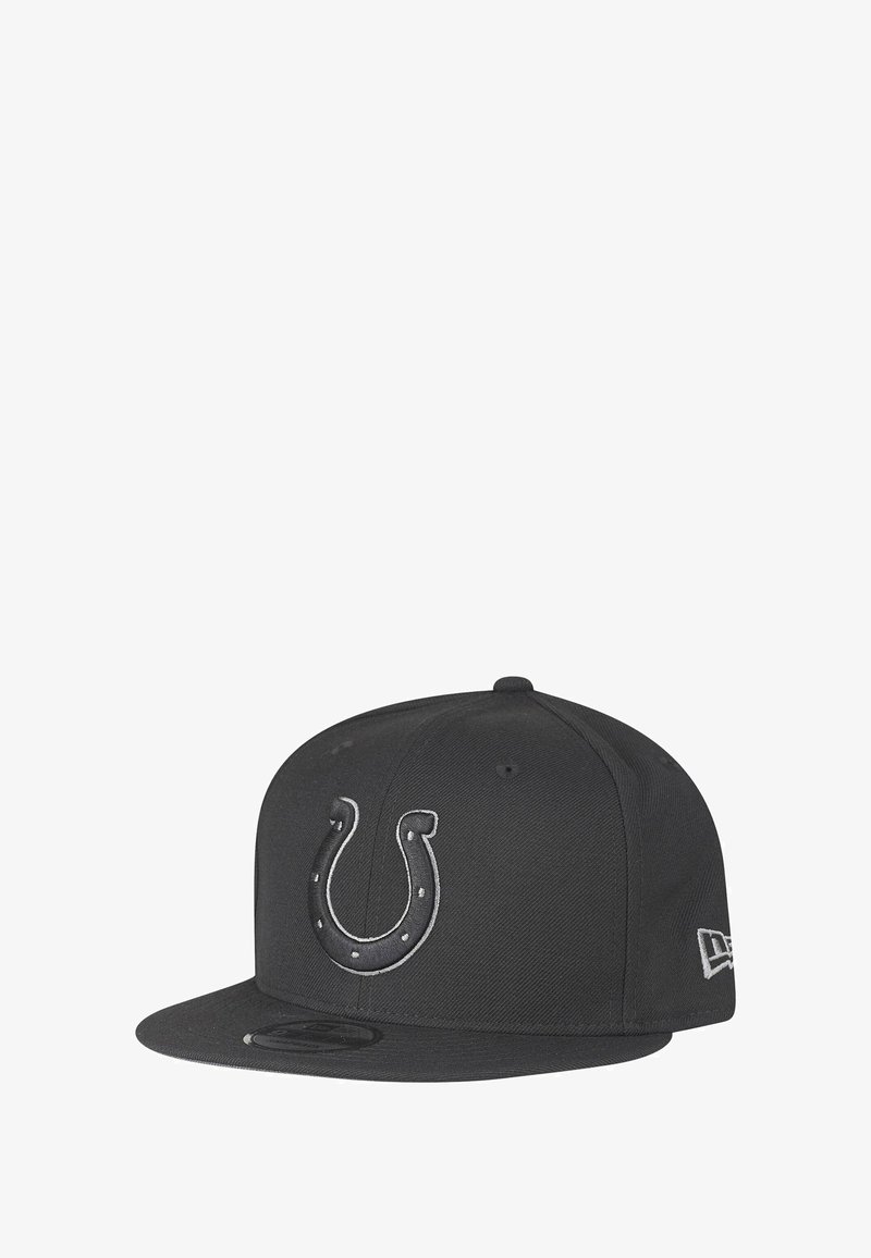 Casquette snapback noire en tissu texturé, avec un logo de fer à cheval brodé à l'avant en gris orné de clous décoratifs. Design à visière plate.