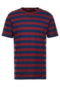 T-shirt à manches courtes en coton lisse, présentant des rayures horizontales alternées bleu foncé et rouge, avec un col rond et sans logo visible.