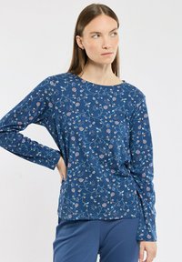 T-shirt à manches longues en marine avec un motif floral, présentant des fleurs et des tiges de couleur claire. Tissu doux, col rond, coupe décontractée.