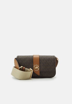 Compacte bruine crossbodytas met beige verstelbare band, goudkleurig "MK"-logo en lederen accentstreep op de voorflap.
