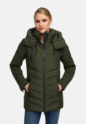 Veste matelassée vert olive avec fermeture éclair à l'avant, capuche amovible et accents noirs contrastants. Dispose de poches latérales et d'un design matelassé.