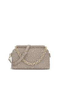 Beżowa torebka o teksturowanej powierzchni z puszystym wzorem, złotymi akcentami w postaci łańcuszka, regulowanym paskiem i zapięciem na zamek. Wykonana z miękkiej skóry.