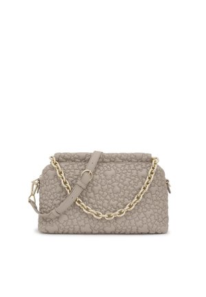 Sac à main beige texturé avec un design rembourré, accents en chaîne dorée, bandoulière adjustable et fermeture à zip. Matériau en cuir souple.