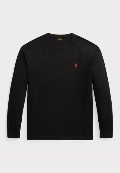 Fekete, hosszú ujjú pamut póló. Kerek nyakkal, bordás mandzsettákkal és egy kis piros hímzett logóval rendelkezik a mellrészen. Sima tapintású.