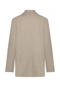 Beige visgraatjas met een ontspannen pasvorm, een enkele knoopsluiting bij de kraag en lange mouwen, met een gladde textuur en minimale details.