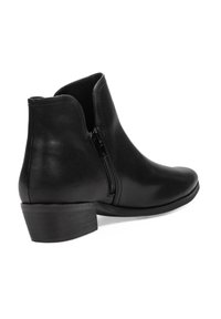 Botas de cuero negro hasta el tobillo con un cierre de cremallera lateral, puntera redondeada y un tacón bajo apilado. Textura suave y diseño minimalista.