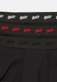 Boxerii scurți negri cu talie elastică în trei culori: alb, negru și roșu, având un model de logo repetat. Textură netedă.