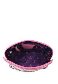 Open roze ritstasje met paarse stoffen binnenkant met bloemenpatronen en een klein ritssluitingszakje aan de binnenkant.