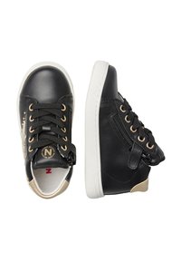 Sneakers in pelle nera con dettagli dorati, punta rotonda, suola in gomma bianca e sia lacci che cerniera laterale per una facile calzata.