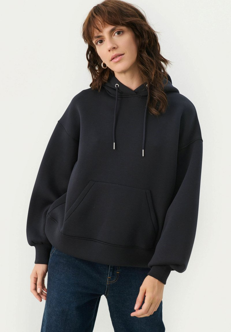 Marinblå överdimensionerad hoodie med framficka, justerbara dragkedjor och muddar; tillverkad av mjukt, strukturerat tyg för komfort.