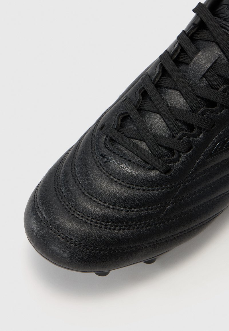 Botín de fútbol de cuero negro con parte superior texturizada, costuras intrincadas y diseño tradicional de cordones. Suela tachonada para mayor tracción.