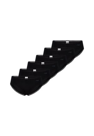 Six culottes noires pour femmes avec garniture en dentelle, empilées diagonalement, chacune présentant une petite étiquette blanche et un logo de marque discret à l'avant.