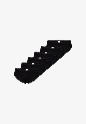 Sechs schwarze Damenunterhosen mit Spitzenbesatz, diagonal gestapelt, jeweils mit einem kleinen weißen Etikett und dezentem Markenlogo auf der Vorderseite.