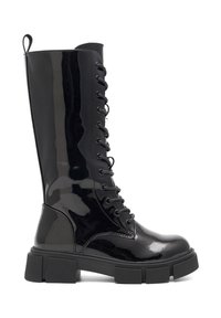 Mustast verst siidist põlve kõrgused šnõrkjad saapad, millel on paks kummist tall ja tooniõmblus. Ülalt on lihtsamaks selga panemiseks aas.