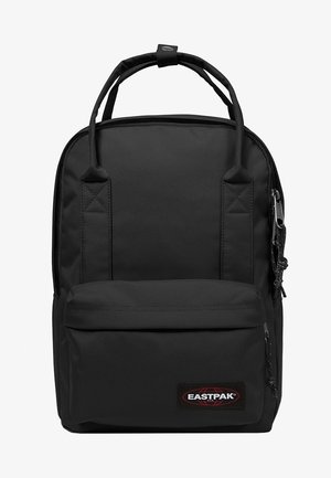 Czarny plecak Eastpak z przednią kieszenią na zamek błyskawiczny, podwójnymi uchwytami u góry i markową metką na dolnej kieszeni.