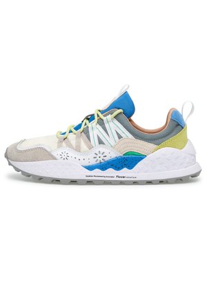 Sportlicher Sneaker mit weißen, blauen, grauen und grünen Paneelen, Mesh-Details, beiger Veloursleder-Zehenkappe und dicker weißer Sohle mit grobem Profil.