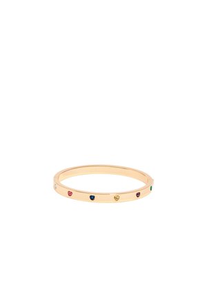 Delgado anillo tipo esclava de oro con pequeñas piedras preciosas en forma de corazón de varios colores, distribuidas uniformemente alrededor de la banda.