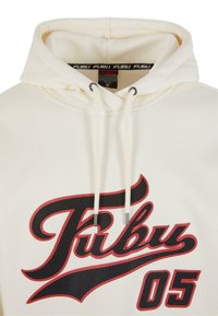 Hvit hettegenser med en teksturert overflate som har en fremtredende svart og rød "FUBU"-logo og "05" i fet skrift. Inkluderer snor.