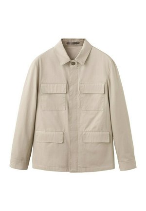 Svetlo bež jakna s štirimi žepi s poklopci, z gumbi, dolgimi rokavi in klasičnim ovratnikom na belem ozadju.