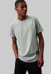 Calvin Klein Jeans - BADGE TURN UP SLEEVE - Paprasti marškinėliai - slate gray Miniatiūros vaizdas 1