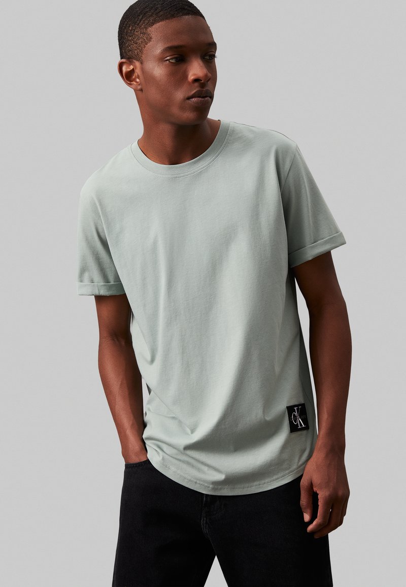 Calvin Klein Jeans - BADGE TURN UP SLEEVE - Paprasti marškinėliai - slate gray, Padidinti