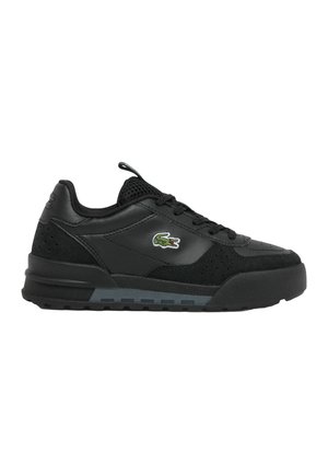 Basket noire à lacets avec semelle texturée, languette en mesh et logo crocodile vert sur le côté.