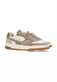 Sneakers z połączeniem jasnobrązowego zamszu i kremowej skóry, z okrągłymi sznurowadłami, miękkim językiem i gumową podeszwą.