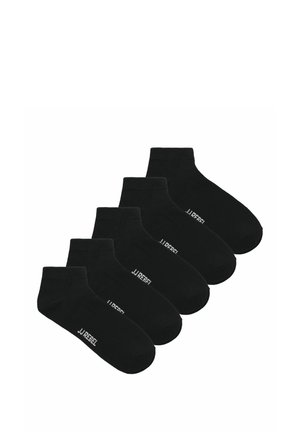 Cinco calcetines tobilleros negros dispuestos en diagonal, cada uno con texto blanco "JJ REBEL" cerca de la zona de los dedos.