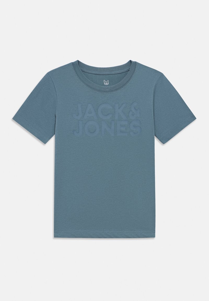 T-shirt blu a maniche corte in cotone con collo rotondo e logo "JACK & JONES" in rilievo sul petto.