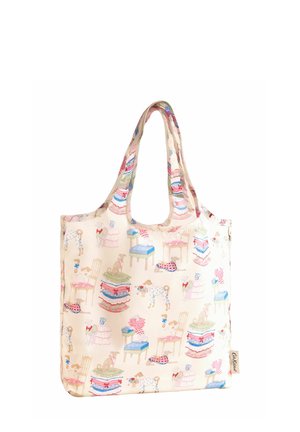 Újrahasználható szövet bevásárlótáska pasztell színű illusztrációkkal, amelyeken kutyák, székek, párnák és teáscsészék láthatók világos háttéren.