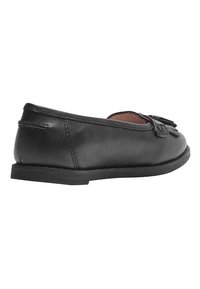 Zwarte leren schoen met een laag profiel, ronde neus, decoratieve kwast aan de voorkant en een getextureerde rubberen zool. Gladde afwerking met zichtbare stiksels.
