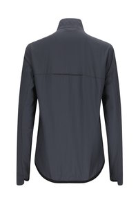 Mörkgrå lättviktsjacka med ståkrage, långa ärmar och rundad nederkant. Har en horisontell bakventilation och diskret logotyp.