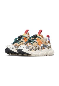 Wielokolorowe sneakersy z mieszanką wzorów zwierzęcych, teksturowanymi panelami, pomarańczowymi akcentami, czarnymi podeszwami oraz uchwytami w kolorze czerwonym i fioletowym.