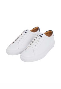 Weiße Leder-Sneaker mit runden Zehen, flachen weißen Gummisohlen und blauen Akzenten an der Ferse und Zunge. Sechs Paar Ösen für die Schnürsenkel.