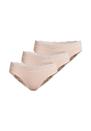 Drei beige Damenunterhosen mit Spitzenbesatz entlang des Bunds, überlappend auf weißem Hintergrund angeordnet.