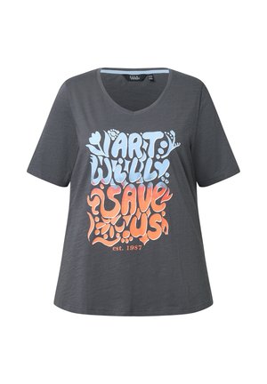 T-shirt grigio scuro a V con maniche corte e testo colorato "Art Willy Save Us est. 1987" in caratteri stilizzati blu e arancione.