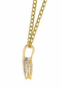 Collana con catena d'oro con un ciondolo d'oro caratterizzato da un cristallo blu e una piccola pietra di accento trasparente. Il ciondolo presenta un design curvo unico.