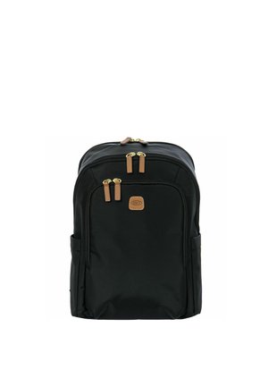 Zaino nero con più scomparti con cerniera, cursori marroni e una piccola toppa con logo marrone sulla tasca frontale.