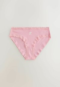 Różowa damska bielizna z koronkową lamówką wzdłuż talii i otworów na nogi, z małą białą kokardką na środku z przodu.