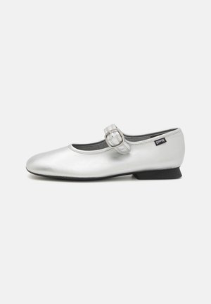 Silberne Leder-Mary-Jane-Ballerinas mit runder Zehe, kleinem Absatz und Schnallen-Detail am Riemen. Glatte Oberfläche mit schwarzer Sohle.