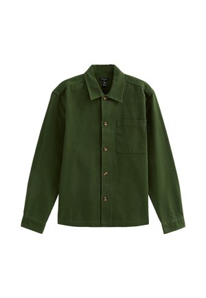 Camisa verde de botones hecha de un tejido con textura suave, con collar de punta, mangas largas y un bolsillo en el pecho.