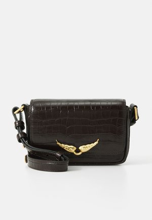 Bolsa em couro castanho com estampado de crocodilo, adornada com um accentuador dourado em forma de asas. Apresenta uma alça ajustável e um formato retangular elegante.