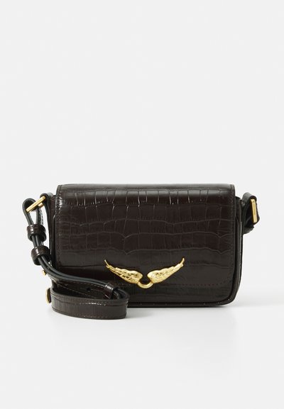 Sac à main brun en cuir écaille de crocodile avec un accent de quincaillerie dorée en forme d'aile. Présente une bandoulière réglable et une forme rectangulaire élégante.