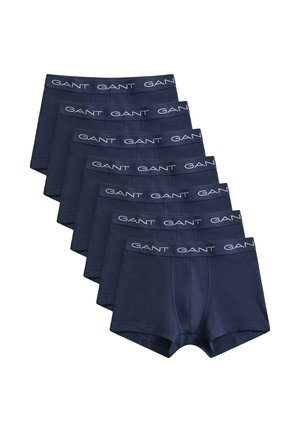 Seks marineblå GANT-branded herre boxershorts arrangeret overlappende på hvid baggrund.
