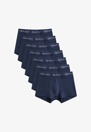 Šesť tmavomodrých pánskych boxeriek značky GANT usporiadaných prekryto na bielom pozadí.