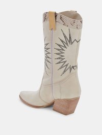 Botas de cowboy beige con punta afilada, patrones de estrellas cosidos y textura de serpiente sintética en la parte superior. Tacón de madera bajo apilado.
