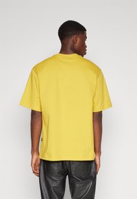 G-STAR CENTER CHEST BOXY - Tricou basic - lemon