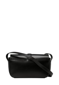 Czarna skórzana torba na ramię o prostokątnym kształcie, z subtelnym logo i długim paskiem do noszenia. Gładka faktura i minimalistyczny design.